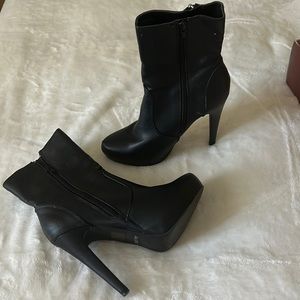 Cute short black boot slightly used